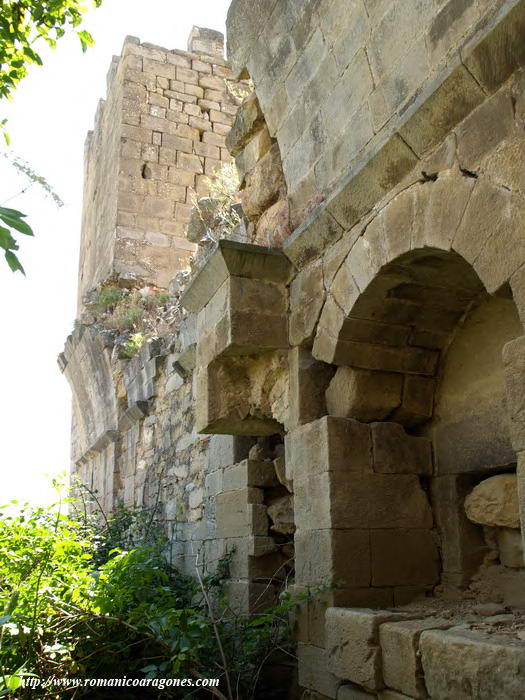 MURO SUR DESDE EL FONDO DEL TEMPLO